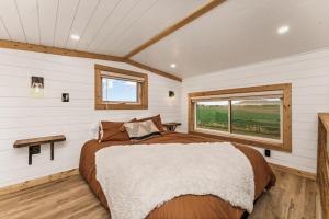 Modern Tiny Cabin, with Hot tub in Choteau MT