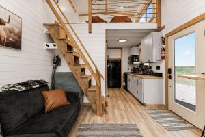 Modern Tiny Cabin, with Hot tub in Choteau MT