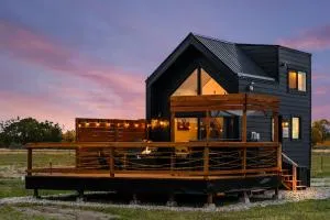 Modern Tiny Cabin, with Hot tub in Choteau MT - Golden Ridge
