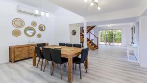 Island Paradise On The Canal