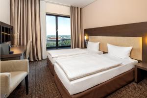 Business Plus Double and Twin Room room in IntercityHotel Hamburg Dammtor-Messe