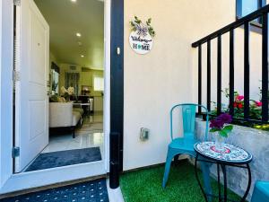 2BR 1.5BA Full Kitchen Private Guest House - Free Parking - Central Location