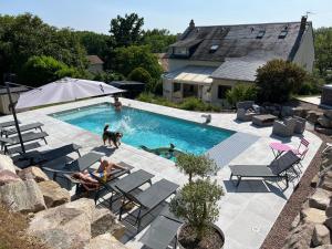 Villas La Villa en Loire, avec Jacuzzi 6 places, Piscine chauffee, boulodrome, salle de jeu, 6 Chambres, vue Loire, 350M2 : photos des chambres
