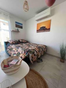 Appartements Studio tout confort + terrasse : photos des chambres