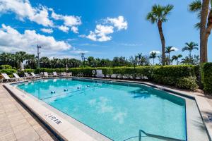 Top Floor Condo, Steps Away From J.W. Marriott and Beach Access