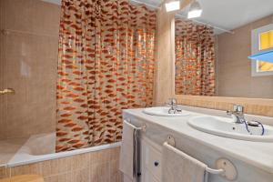 Seaview with private garden 5 minutes walk to the beach and amenities