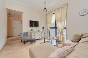 Colorful Energy Apartment Deluxe with Parking in Wrocław by Renters Prestige