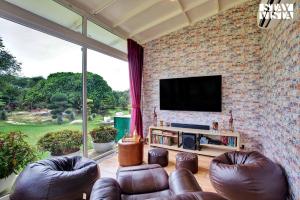 StayVista at Idyllic Farmhouse - A Glasshouse