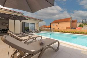 Villa Paloma with pool