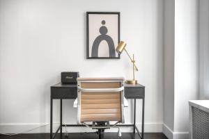 Midtown 2br w roofdeck wd nr Central Park NYC-1245