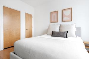 Hells Kitchen 2BR w Elevator nr Central Park NYC-523