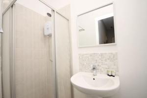 BARTON BEACHSIDE - Penthouse TwoBedroom Apartment, Double & Twins - Central Beach & Promenade Location - Over 21s, Family Friendly Only, ID Required, Stairs Access, FREE PARKING