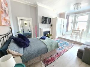 Colourful Studio - West Cliff Location - Stones Throw from the Beach!