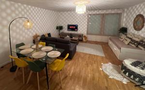 PARIS-MONTROUGE Magnifique appartement 3 pièces de 75m2 avec PARKING - très cosy pour 1 - 8 personnes refait à NEUF -ENTIRE APARTMENT LUXURIOUS AND WARM -Montrouge Paris 14ème - Proche Aéroport Orly Parc Expositions Porte de Versailles FREE WIFI