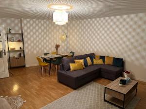 PARIS-MONTROUGE Magnifique appartement 3 pièces de 75m2 avec PARKING - très cosy pour 1 - 8 personnes refait à NEUF -ENTIRE APARTMENT LUXURIOUS AND WARM -Montrouge Paris 14ème - Proche Aéroport Orly Parc Expositions Porte de Versailles FREE WIFI