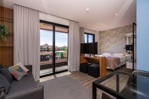 Aion Suites 205 – Lindo apartamento com Vista para o Mar, a 60m da Praia de Bombinhas, com Piscina e Academia no Rooftop.