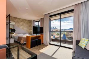 Aion Suites 302 – Lindo apartamento com Vista para o Mar, a 60m da Praia de Bombinhas, com Piscina e Academia no Rooftop.