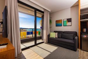 Aion Suites 302 – Lindo apartamento com Vista para o Mar, a 60m da Praia de Bombinhas, com Piscina e Academia no Rooftop.