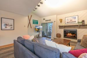 Sundowner II Treeline Condo: Ski-In, Walk To TownLift