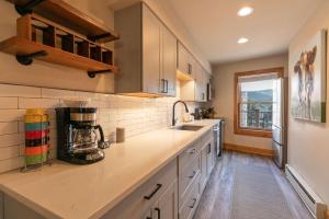Sundowner II Treeline Condo: Ski-In, Walk To TownLift