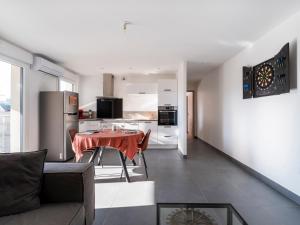 Appartements AZALEE - Parking gratuit - Terrasse couverte - Proche transport - Tout equipe : photos des chambres