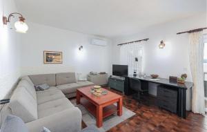 Beautiful Apartment In Lokva Rogoznica