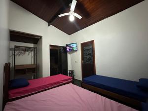 TRIPLEX piscina churrasqueira lava e seca Wi-Fi e 2 TVs em Condomínio com 90m2 no centro de Ubatuba