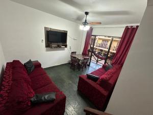 TRIPLEX piscina churrasqueira lava e seca Wi-Fi e 2 TVs em Condomínio com 90m2 no centro de Ubatuba