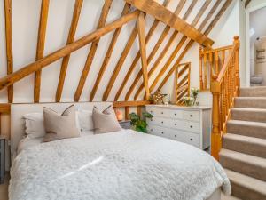 Bradenham Barn in The Chiltern Hills - Pass the Keys