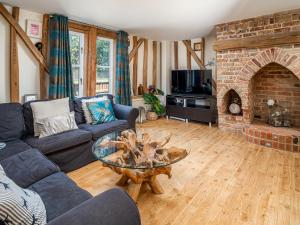 Bradenham Barn in The Chiltern Hills - Pass the Keys
