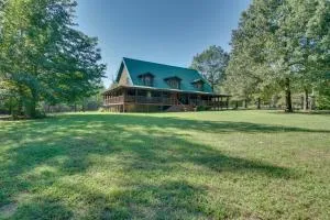 Secluded Broken Bow Cabin with Fire Pit and Deck! - مينا