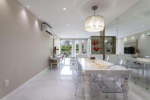 2 SUÍTES Vista MAR Praia do Recreio e Pedra do Pontal - Condomínio com Estacionamento e Portaria 24h - Cozinha Completa, Wi-Fi e Ar Condicionado