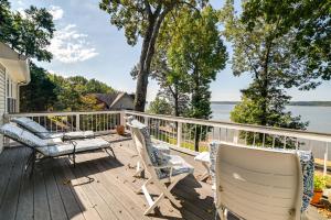 obrázek - Lake Barkley Home with On-Site Beach Boat and Swim!