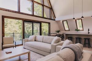 Emberwood Lodge - Luxury Cabin, Kid Friendly