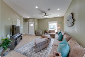 Bright, Modern Corpus Christi Condo 2 Mi to Beach