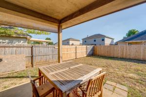 Fenced Yard, Workspace, Garage: Ft Worth Home Base