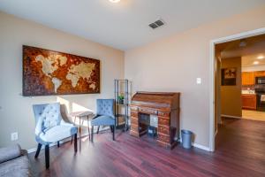 Fenced Yard, Workspace, Garage: Ft Worth Home Base