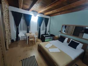 Central garden apartments