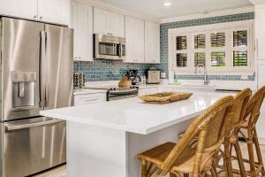 Walk to Florabama from Renovated Ground Floor 2Bd-2Ba with Pickleball, Boat Slips