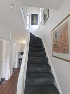 L & J Escapes - 8 Bedrooms suitable for Contractors and Families- Private parking available for 6 vehicles