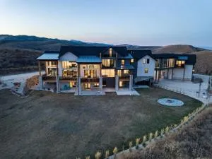 Skybridge Bear Lake Sleeps 61-75 with condo add-on - Paris