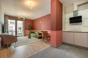 Luxury condo w balcony next to Andrassy road
