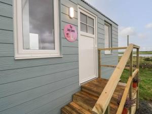 The Lazy Llama Farm Stay Shepherd Hut