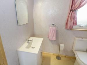 The Lazy Llama Farm Stay Shepherd Hut