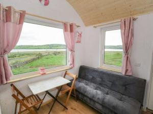 The Lazy Llama Farm Stay Shepherd Hut