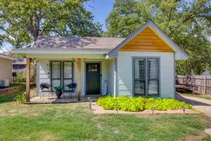 Charming Granbury Cottage Retreat with Private Patio - غرانبوري