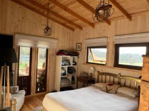 Preciosa cabaña pet friendly con vista a volcanes Villarica y Choshuenco, cerca Termas