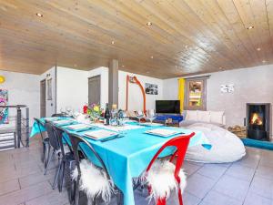 Chalet in Moulin with Sauna & Stunning Views