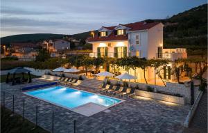 Awesome Home In Dicmo Prisoje