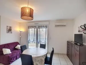 Appartement F3 climatisé avec terrasse, parking privé et accès WiFi, proche des thermes et du centre-ville - FR-1-451-133 - Combes